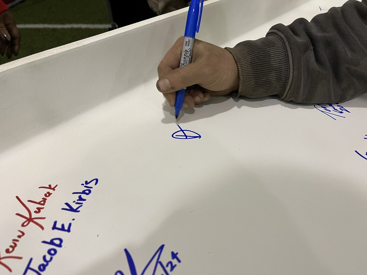 Construction crews &amp; others playing a part in the new Bills Stadium project are signing a white steel beam with the team’s logo on it.

I’m told the beam will be situated in the front entrance of the stadium once things are finished. #BillsMafia <a href="/WGRZ/">WGRZ</a>