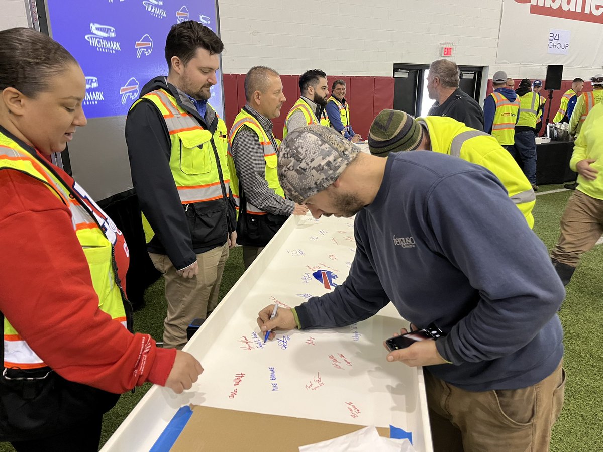 Robert_Hackford's tweet photo. Construction crews &amp; others playing a part in the new Bills Stadium project are signing a white steel beam with the team’s logo on it.

I’m told the beam will be situated in the front entrance of the stadium once things are finished. #BillsMafia @WGRZ https://t.co/dFzEt1tz4U