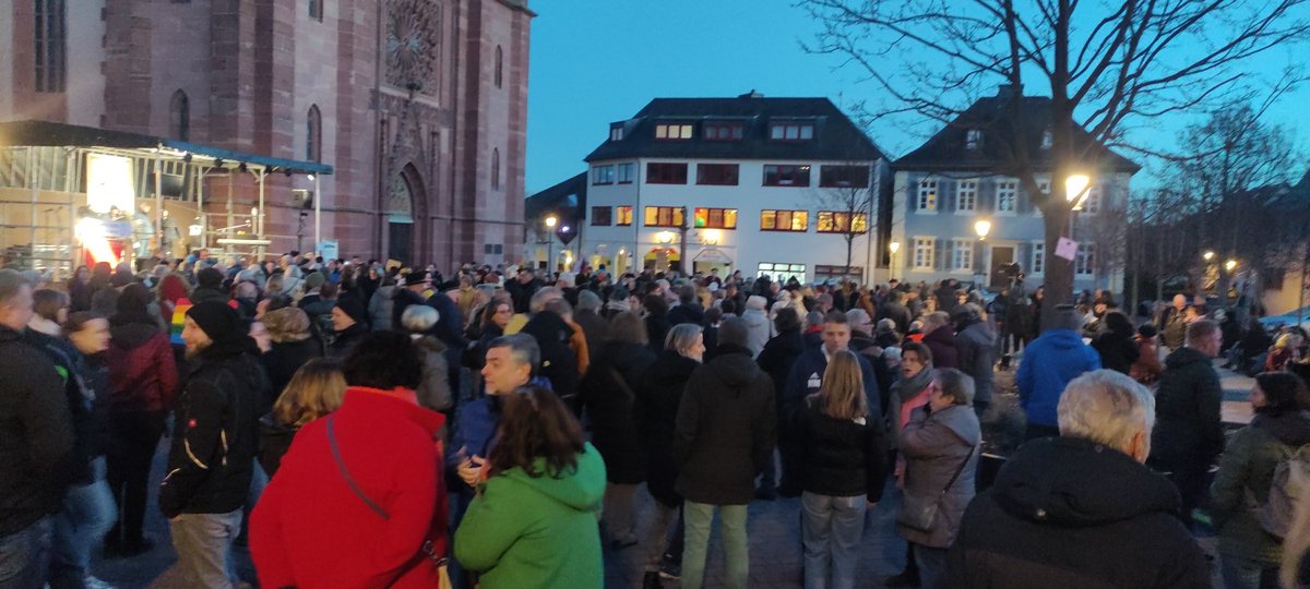 weingeist2's tweet photo. #geisenheim #NieWiederIstJetzt #noafd 

Es füllt sich der Platz vor dem Dom in #Geisenheim https://t.co/PPeTfjBXJY