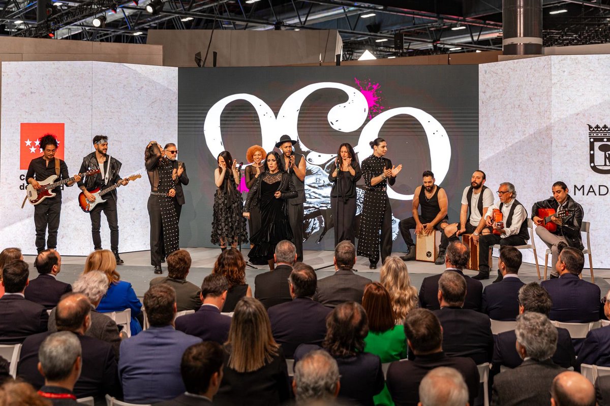 VisitMadridProf's tweet photo. Hoy ha sido el #DíadeMadrid en #FITUR y se ha celebrado un acto institucional en el que ha participado la concejala delegada de Turismo, @Almudena_Maillo y se ha disfrutado de la actuación de @_lalaloveyou_ y OCO The Show. https://t.co/0kAzo3YrVN