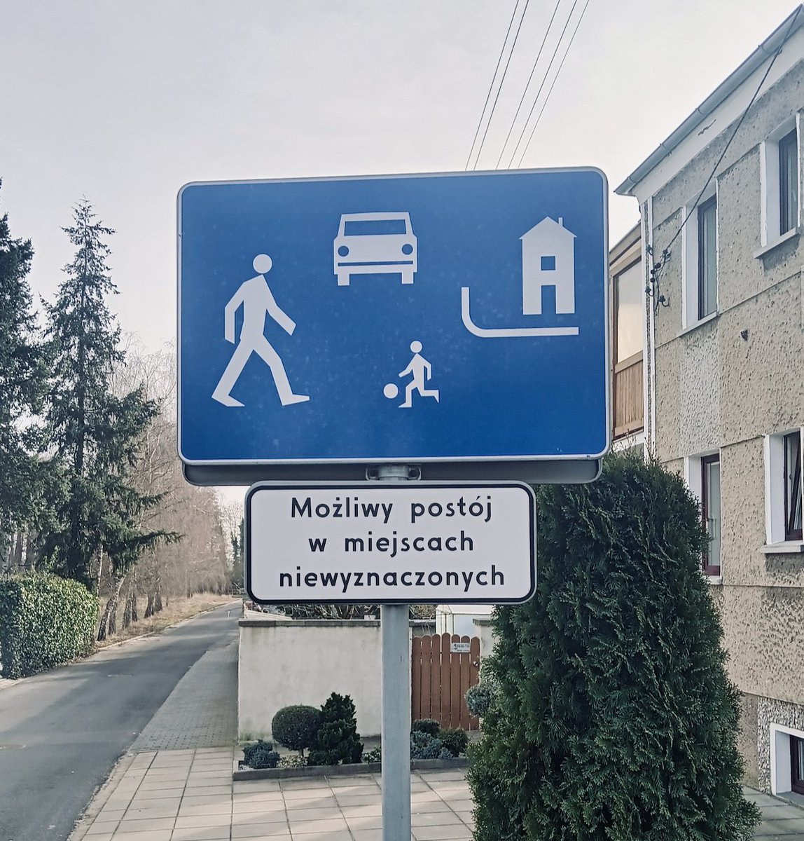 Wolsztyn, Niałek Wielki 🤦🏼‍♂️ Znak D-40 'Strefa zamieszkania' oznacza łącznie: • pierwszeństwo pieszych, • ograniczenie prędkości do 20 km/h, • parkowanie tylko w miejscach wyznaczonych! Nie można 1/3 znaku 'kasować' tabliczką, która nie istnieje w żadnych przepisach!