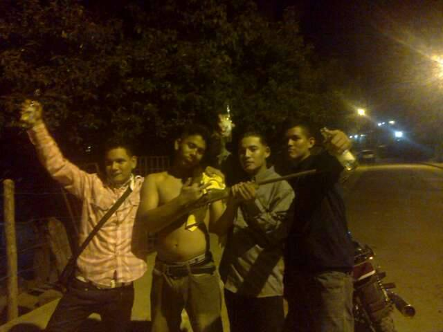 InforTvenezuela's tweet image. Varios sujetos mantienen en zozobra a habitantes de Barcelona en el estado Anzoátegui.
La ciudadanía los ha denunciado ,pero se mantiene la delincuencia sobre todo en horas nocturnas.
Ademas que algunos funcionarios policiales municipales se prestan para lo malo.
@PNBVzla #Cicpc