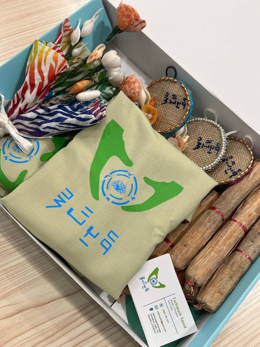 Big thanks to the @veshisaafu team for the warm exchange of local gifts! 🎁

Looking forward to more fruitful discussions and impactful initiatives for our communities. 

Enjoy your time in the beautiful island of #Fuvahmulah 🌿🌱#LocalGifts #Gratitude