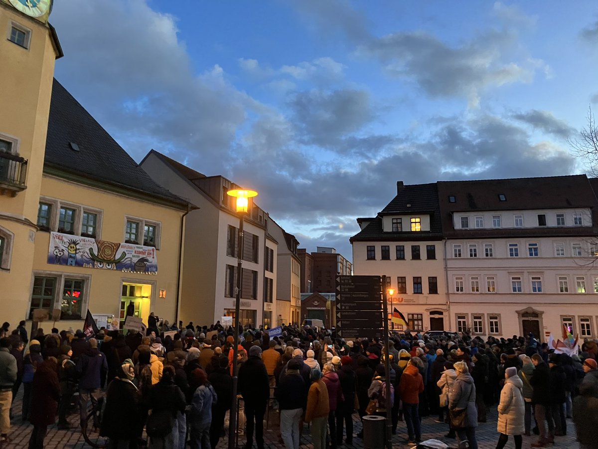 Vermutlich um die 300-400 Personen bei der Demo gegen die #fckafd in Apolda Thüringen. #NieWiederIstJetzt #Ap2601 #rechtsruckstoppen #gemeinsamgegenrechts