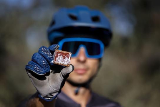mercontrol's tweet image. ¿Por qué nuestro bocadillo de guayaba se está haciendo tan popular entre ciclistas y corredores? 👇

Su pequeño tamaño lo convierten en un producto que podemos portar fácilmente en el maillot o en una bolsa de carga, convirtiéndolos en una fuente de energía portatil 💪🏆
