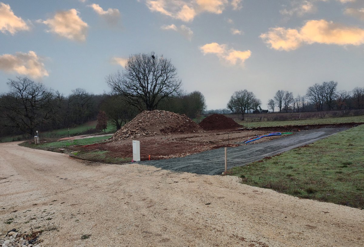 🚧 | 𝐃𝐞́𝐦𝐚𝐫𝐫𝐚𝐠𝐞 | 𝐋𝐚 𝐂𝐚𝐩𝐞𝐥𝐥𝐞 𝐁𝐚𝐥𝐚𝐠𝐮𝐢𝐞𝐫
👉 Dans l'Aveyron (12), une nouvelle construction Maisons d'en France Massif Central démarre !
🏠 La maison : 89m² avec cuisine ouverte sur la pièce de vie, 3 chambres et cellier.