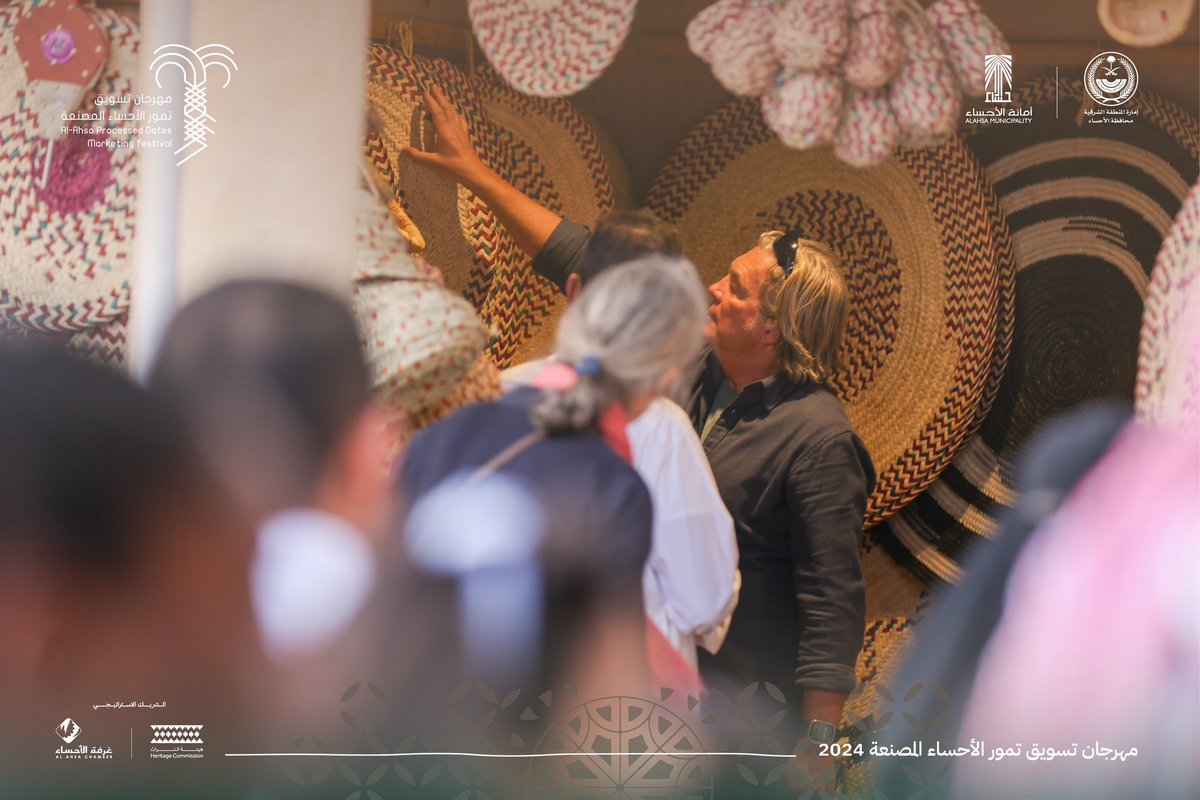 events_ahsa's tweet photo. مَنْ يَذُقْ عبر الأقاصي تمرَنا
يَلْقَ في أعصابهِ ختمَ زيارَةْ

إِنَّما التمرُ لنا (تأشيرةٌ)
ولنا النخلةُ في الدنيا (سفارَةْ)

لـ @sihayijm 

#مهرجان_تسويق_تمور_الأحساء_المصنعة
#قدوعك_من_تمرنا https://t.co/fAWjlvud3t