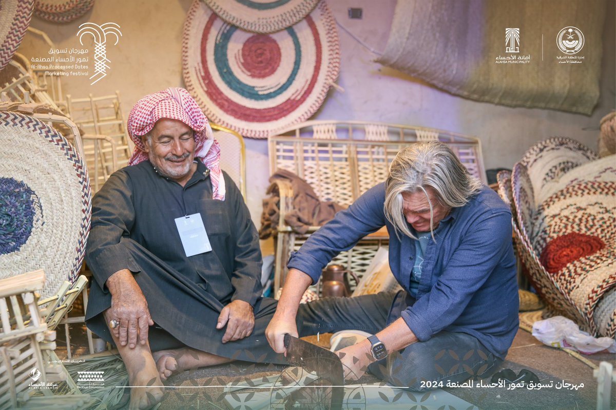 events_ahsa's tweet photo. مَنْ يَذُقْ عبر الأقاصي تمرَنا
يَلْقَ في أعصابهِ ختمَ زيارَةْ

إِنَّما التمرُ لنا (تأشيرةٌ)
ولنا النخلةُ في الدنيا (سفارَةْ)

لـ @sihayijm 

#مهرجان_تسويق_تمور_الأحساء_المصنعة
#قدوعك_من_تمرنا https://t.co/fAWjlvud3t