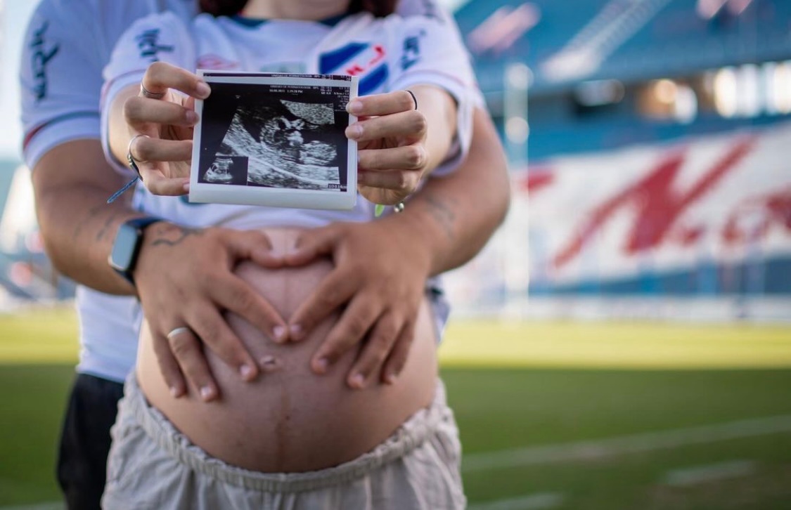 Vos, yo, formando una familia juntos, los tres empilchados con ropa del club… pensalo