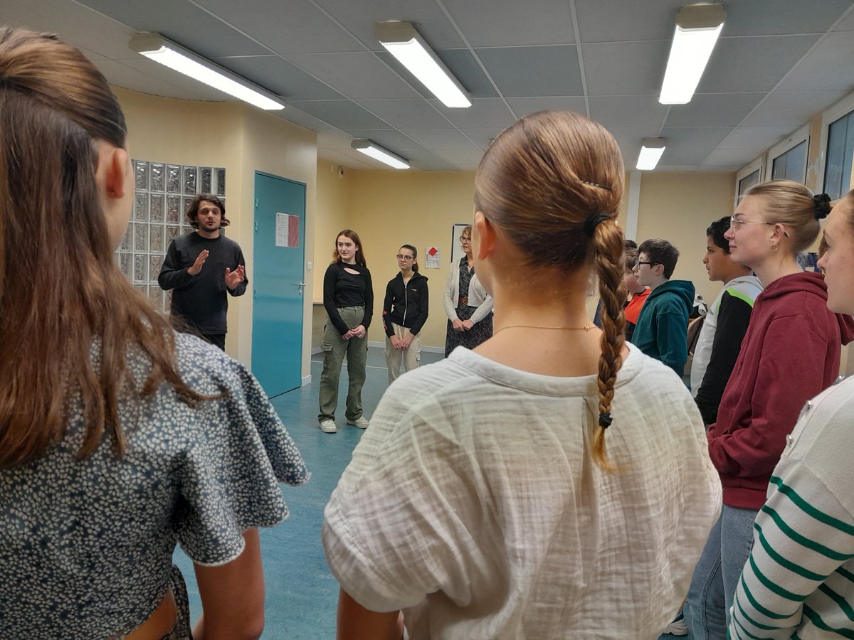 CollegeGouy's tweet photo. Préparation des élèves de 2 classes de 4ème @CollegeGouy avant la représentation de l'Avare de Molière @les_quinconces théâtre de @valslesbains. L'équipe de la troupe est venue présenter la pièce et dispenser quelques conseils notamment de prise de parole en public
#EAC @dsden07 https://t.co/4ESG3QCqYA