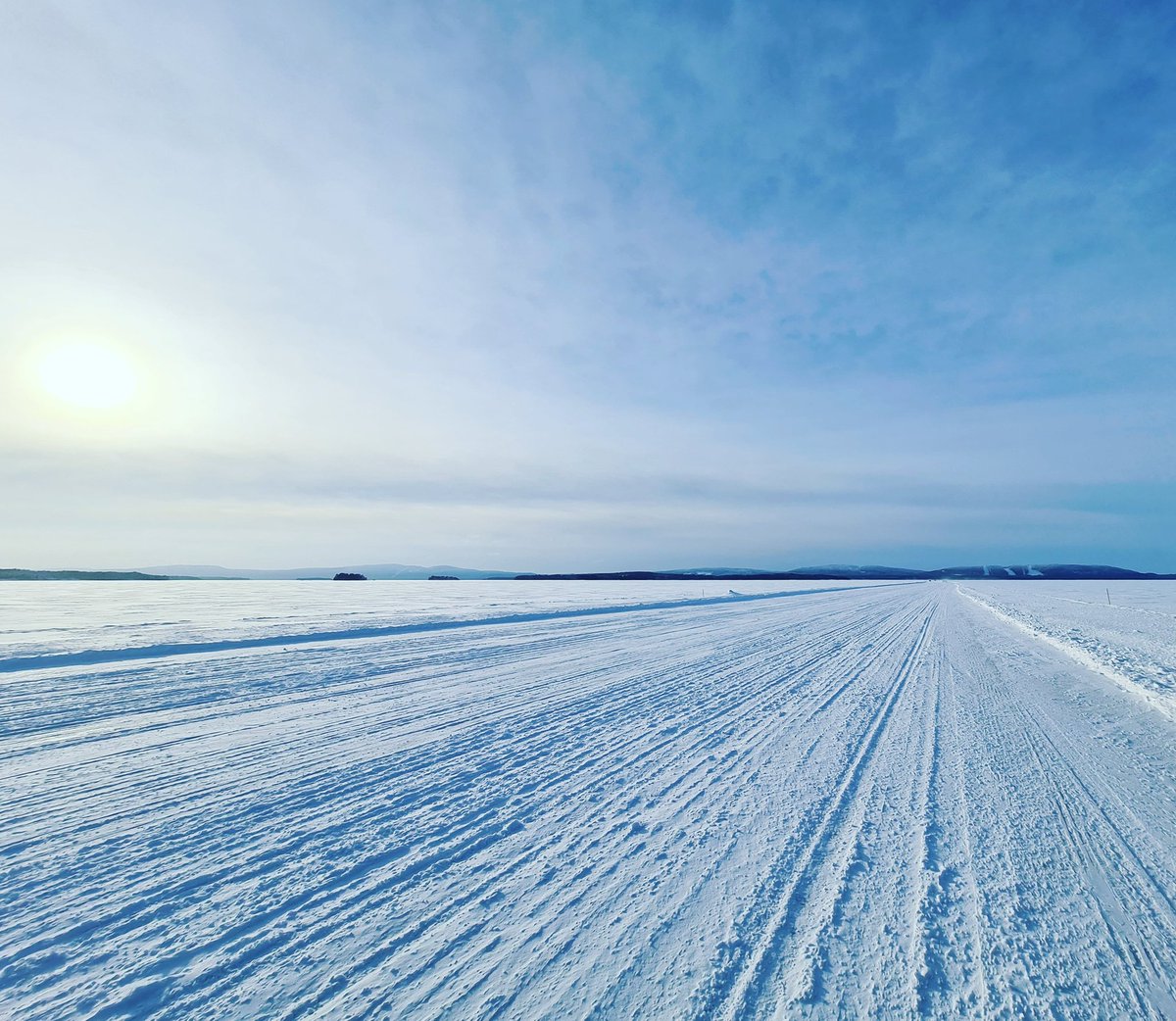#Kolinalue  #jäätie avataan 27.01.2024. Seitsemän kilometrin mittainen jäätie kulkee Kolin ja Vuonislahden välillä.
säännöt: tiellä saa ajaa korkeintaan 3  tonnin painoisella ajoneuvolla, 30 kilometriä tunnissa,  vähimmäisetäisyys 50 metriä ja ohittaminen/  pysähtyminen kielletty
