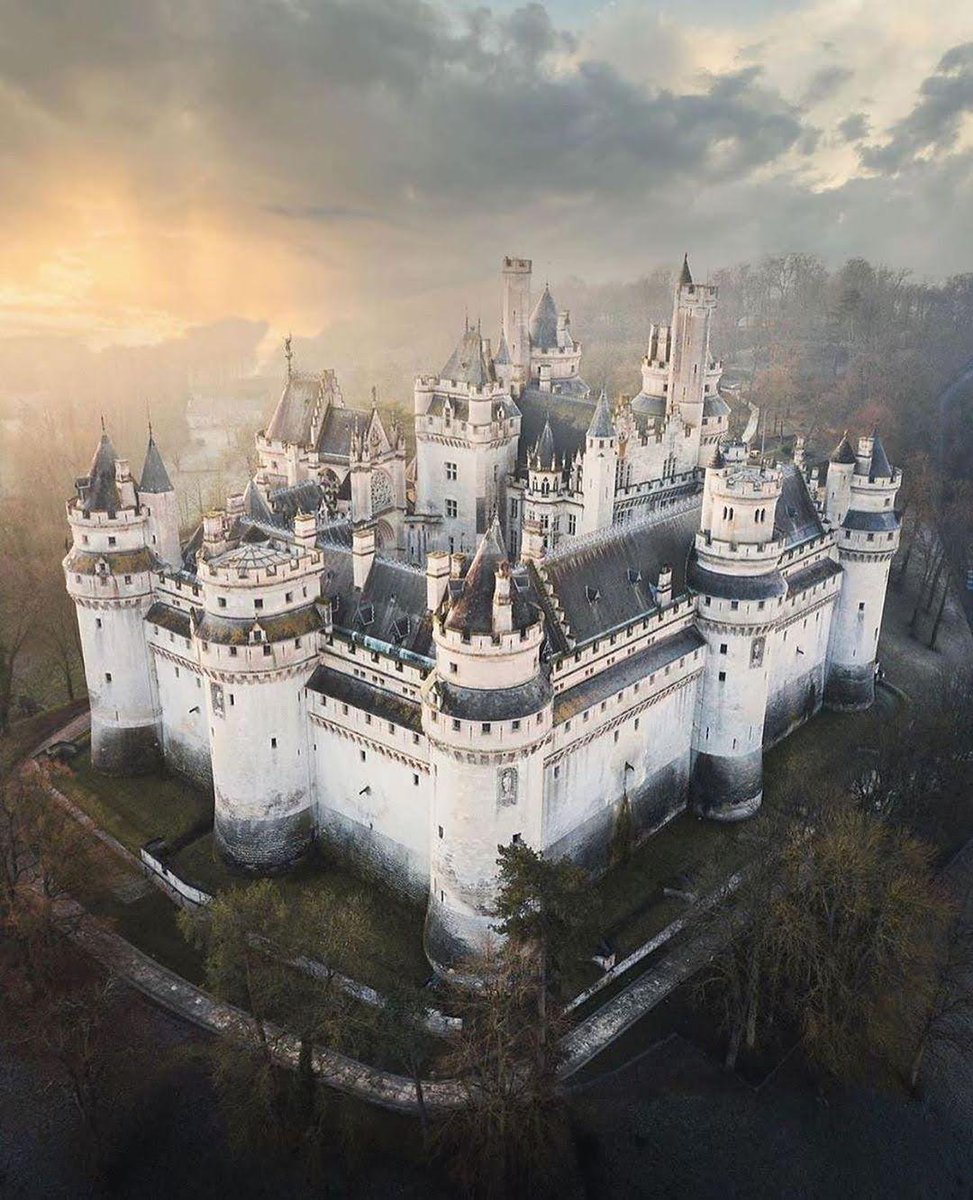 France has over 40,000 castles (and châteaus) - more than any other country. These are the most breathtaking 🧵 1. Château de Pierrefonds, Oise (14th century)