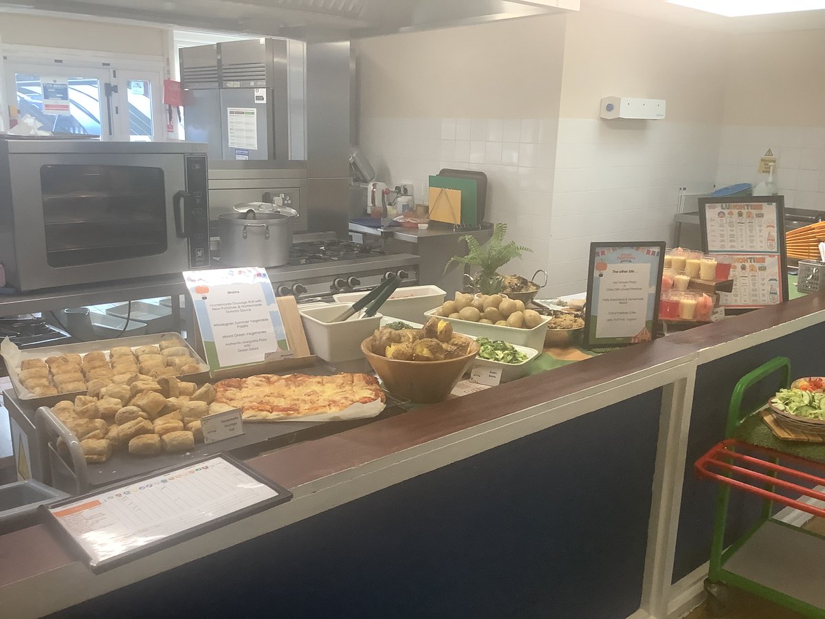 Yesterday, Aspens catering produced a lovely fresh range of food for all pupils and staff to taste - encouraging pupils to try new foods and fill up after a busy morning of learning! It was fabulous and the feedback was very positive 👍