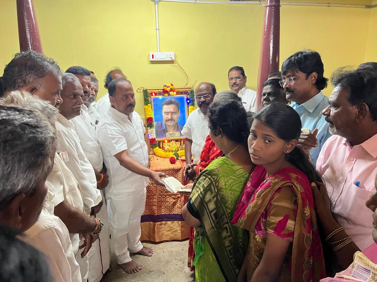 APNandakumarMLA's tweet photo. மறைந்த  @arivalayam முன்னோடி ஐதர்புரம் #விஜயன் குடும்பத்திற்கு ₹1,10,000 நிதி உதவி !

@DMKVellore_ கேவி.குப்பம் ஒன்றிய(மு)துணை செயலாளர் மறைந்த ஐதர்புரம் விஜயன் மகன் படத்திற்கு மரியாதை செய்து அவரது குடும்பத்திற்கு ரூபாய் ₹1,10,000 நிதியுதவி அளித்து போது. @mkstalin @Udhaystalin https://t.co/iJiqvp2HXl