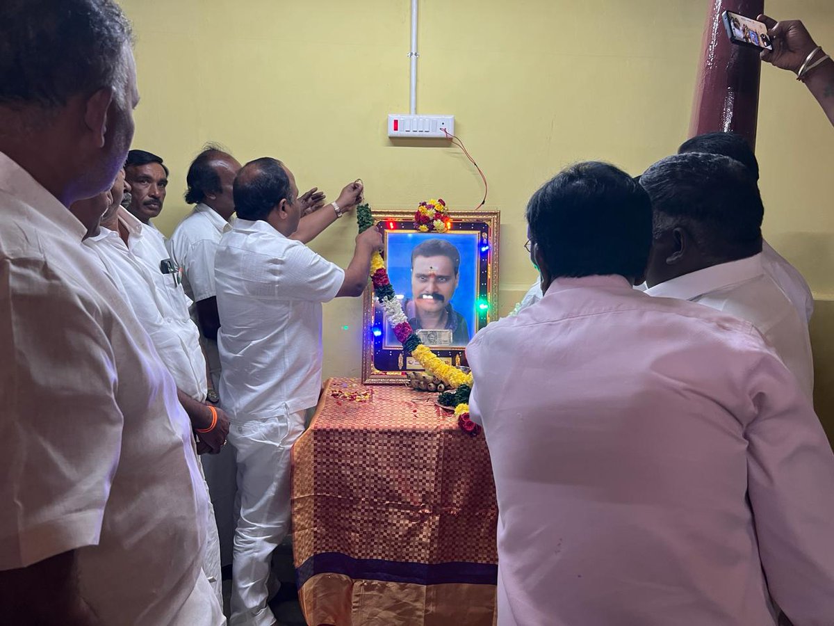 APNandakumarMLA's tweet photo. மறைந்த  @arivalayam முன்னோடி ஐதர்புரம் #விஜயன் குடும்பத்திற்கு ₹1,10,000 நிதி உதவி !

@DMKVellore_ கேவி.குப்பம் ஒன்றிய(மு)துணை செயலாளர் மறைந்த ஐதர்புரம் விஜயன் மகன் படத்திற்கு மரியாதை செய்து அவரது குடும்பத்திற்கு ரூபாய் ₹1,10,000 நிதியுதவி அளித்து போது. @mkstalin @Udhaystalin https://t.co/iJiqvp2HXl