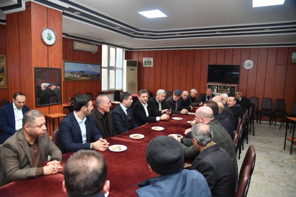 DrHakanBahadir's tweet photo. Tokat Reşadiye Yolüstü Kültür ve dayanışma derneğinde hemşehrilerimizle bir arayadaydık :) 

Hoş sohbetleri için dernek üyelerimize teşekkür ediyoruz. 
@SirakayaZafer 
@Fatihtunaa https://t.co/EkdRkRoQUy