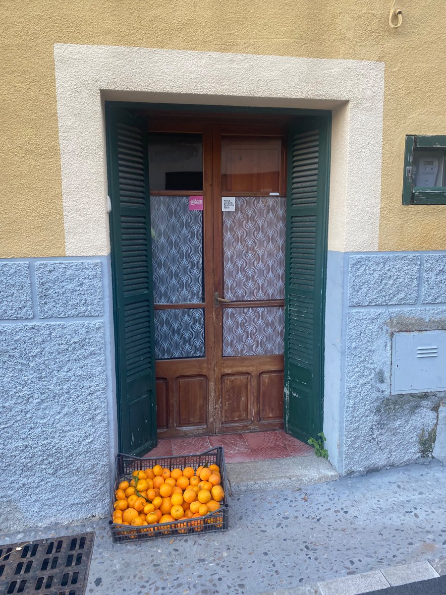 3404metros's tweet image. Cosas de vivir en un pueblo. Vecinos majos #serratramuntana
