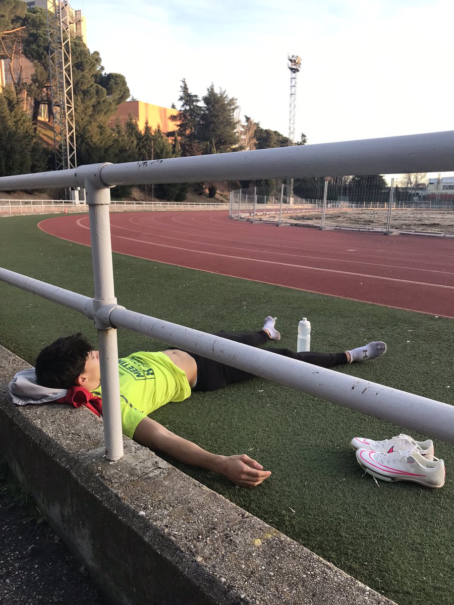 El atletismo es un deporte de alto sufrimiento. 

El atleta tiene una capacidad de sufrir muy elevada. 

Su umbral del dolor es muy alto.

La mejora en ocasiones significa sufrimiento y superar los propios límites.