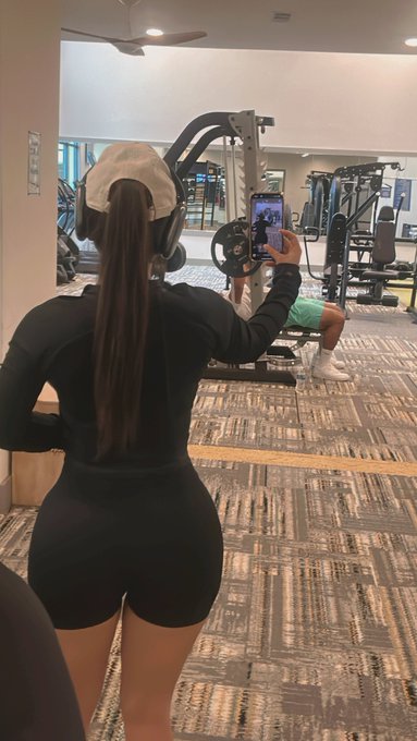 big bum bum + hair long combo https://t.co/4DpUfkl0Ow