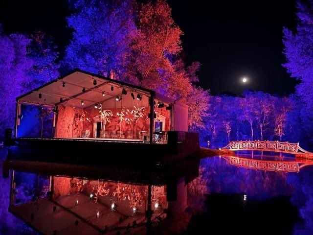 westgreenopera_'s tweet photo. The 2020 pandemic meant our original theatre, hidden in the beautiful gardens here, wasn’t suitable at a time when we were so keen to put shows on. From adversity grew the #TheatreontheLake - a stunning setting, now entering its fourth year! https://t.co/xjtodkLPBY https://t.co/ZiwvdzygXQ