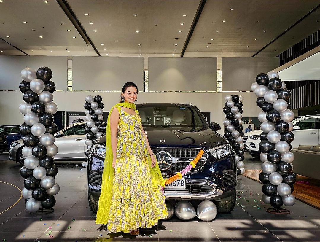 Indira99889990's tweet photo. Helly Mercedes-Benz me audition dene jayegi aur reject hokar   Mercedes-Benz me hi wapas aajayegi😂😂😂😂😂😂🤗.     #hellyshah https://t.co/D9dsnWGInd
