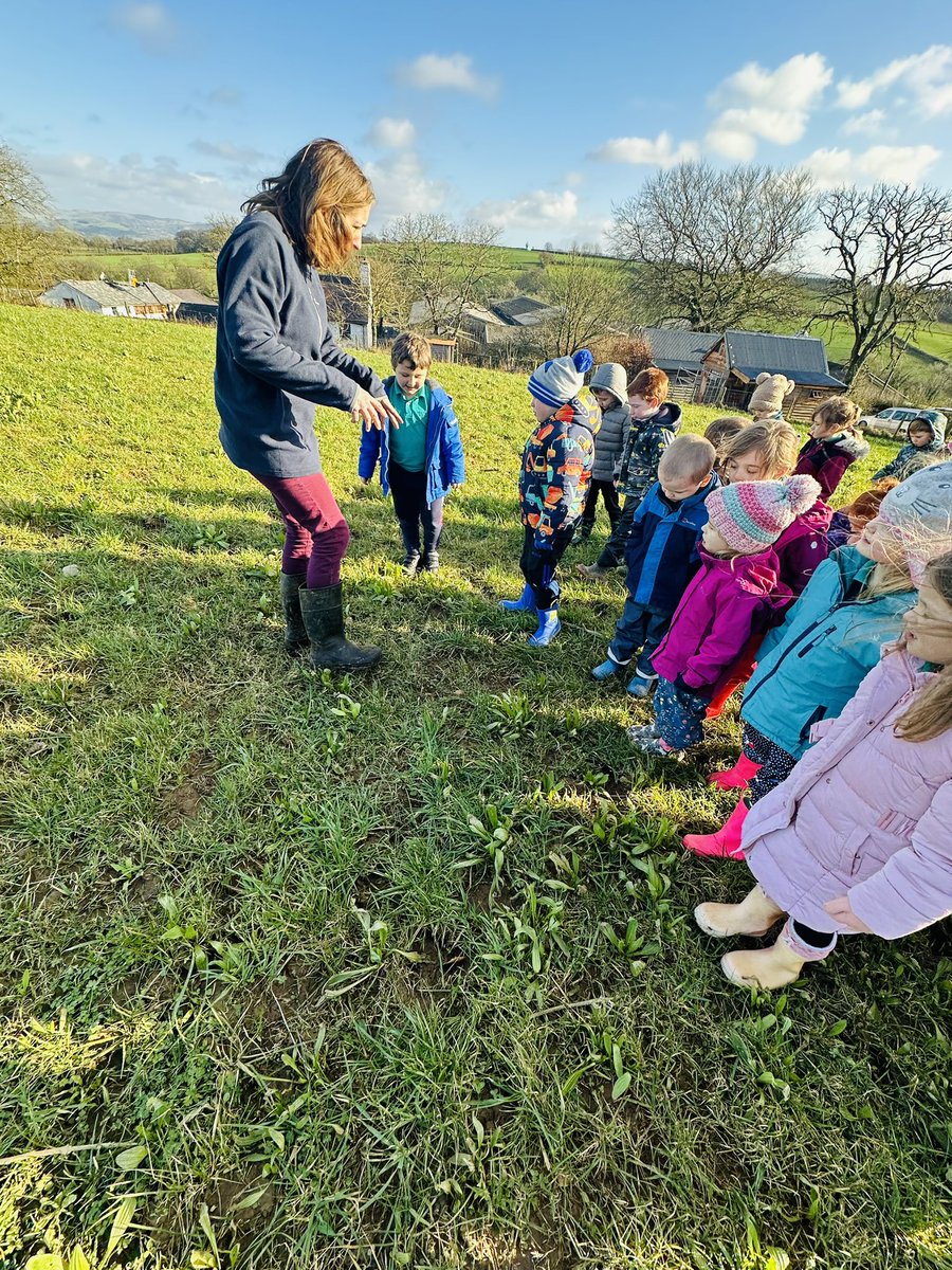 ysgol_y_dderi's tweet image. What a beautiful day for a farm trip! The Foundation Learning children went on an adventure to learn about organic farming and how to make delicious Hafod cheese 🧀🐄🌾 Thank you to the Holden family for the warm welcome @HafodCheese @HarmonyOrgUK #localfarm