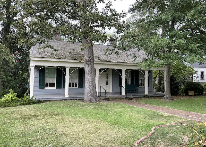 Belhaven’s Oaks House was home to one of the earliest mayors of Jackson. The home depicts the life of a middle-class family in mid-19th century Jackson. 

To visit the Oaks House, set up an appointment by emailing info@theoakshousemuseum.org.