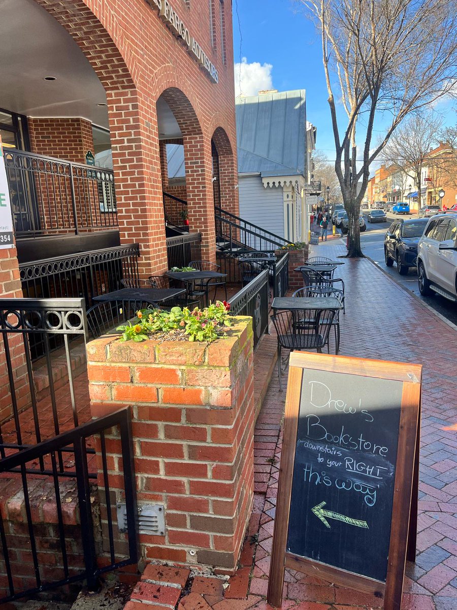 The weather in #Warrenton today is good enough to have our door open! Spring days are finally in sight! 

#virginia #sunsout #dmv #dc #bookstore #indiebookstore #smallbusiness