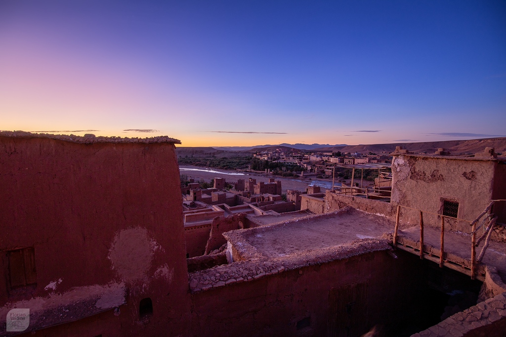 Sonnenaufgang in der historischen Kasbah von Ait Ben Haddou in Marokko. 
Sunrise in ancient city of Ait Ben Haddou in Morocco.

#AitBenHaddou
#Morocco
#Adventure
#Sunrise
#Wanderlust
#photographer
#photography
#Marokko
#Canon
#ExploreTheWorld
#VisitMorocco
#MoroccoTrave
#Dacia