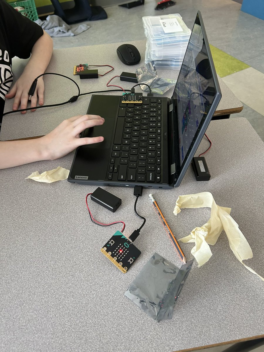 HDDawe's tweet image. Working on a few projects today! Stay tuned #art #microbits #codingisbetterwithafriend @BrooksideInt