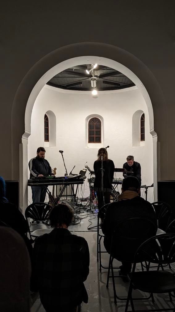 Siula_x's tweet photo. Diolch yn fawr iawn i bawb yn arbennig @TomosAbertawe am drefnu noson wych yn @missiongalleryswansea 🙌🏼💥🎹🎼 Llongyfarchiadau mawr hefyd i @ritual_cloak am berfformiad gwych ac am adael i ni gefnogi! 🙌🏼 Odd y glaw yn nuts so parch massive i bawb nath ddod allan i wylio! 🙏🏼☂️ https://t.co/7C53NGpPBm