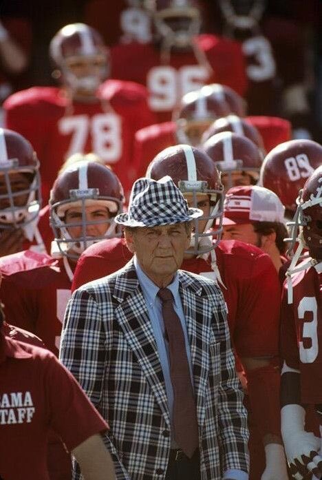 REMEMBERING THE LEGENDARY COACH PAUL BEAR 🐻 BRYANT ON THIS DATE JANUARY 26, 1983 lost a legend and forever ROLL TIDE to the BEAR 🐻