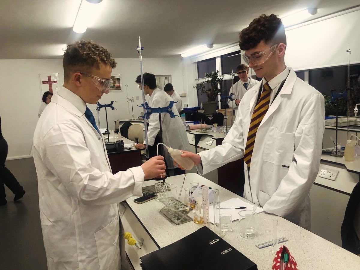 Our Year 13 chemists enjoyed completing another of their required practicals this week! Thank you <a href="/sciencestbedes/">St. Bede's Science</a> 🥼👩‍🔬🧑‍🔬

<a href="/stlcsdurham/">St Leonard's Catholic School Durham</a>