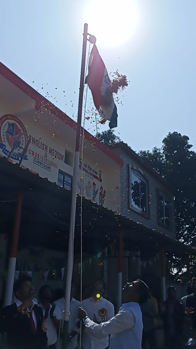 हमारे भारत देश के संविधान लागू होने की मेन स्वतंत्रता को बताते हुए आज पढ़ाई लिखाई करने पर मूल भारत देश का सच्चाई इतिहास जानकर शोषण अन्याय अत्याचार होते हुए देखकर सहकर के गलत शोषण के खिलाफ आवाज ना उठाना पढ़ाई कर सच्चाई जानने के बाद भी खामोश रहना भी शोषण को बढ़ावा देना है.बताया गया