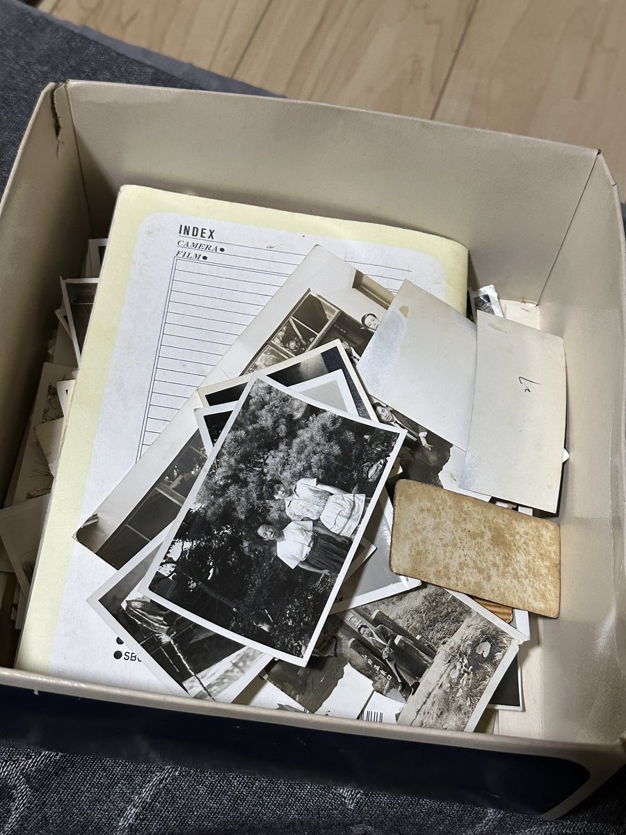 mitu_pc_rescue's tweet image. 【白黒写真＆Canva AI】　
実家の写真を整理！両親の親戚と地区の行事などの写真が白黒写真で沢山。1番は父と母の結婚式の写真💕Canva AIアプリで白黒をカラーにしました。片付けながら、良いものを抜き出してパソコンに読み込みビジョンボードにでもしようと思います #Canva #Colorize #ビジョンboard