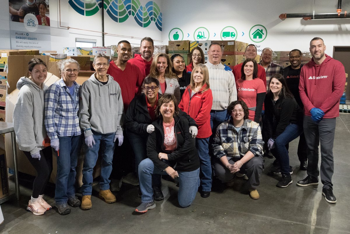 Not only did this @StateFarm group help @CTFoodshare pack nearly 10K lbs. of donated food yesterday, we also presented the org. w/ needed $. This non-profit is committed to tackling hunger throughout Connecticut. A special thank you to @CraigFishbein for volunteering. @SF_TravisW