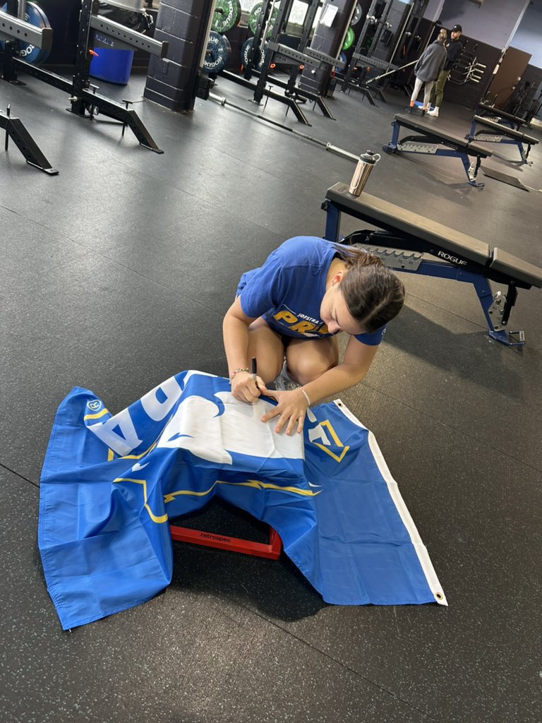 Jungkunst2025's tweet image. Off from school today. Great morning training at the gym! ⚽️ 🏃  got to sign the Hofstra flag before they hung it in the gym! #strengthandspeed #itsuptoyou 

#Offseason #lovethegame #livethegame ⚽️ #Letsgo 

#Classof2025 @LISoccerClub @GAcademyLeague #NewsdayTop100⚽️ #AllLeague