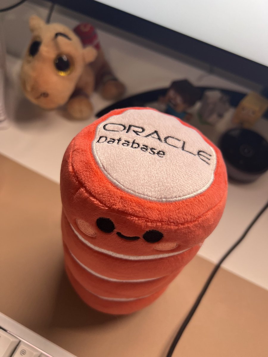pilatesdev's tweet image. Shout out to the @OracleDatabase DevRel team for sending me an Oracle DB plushie!
Look how cute he is 🥹