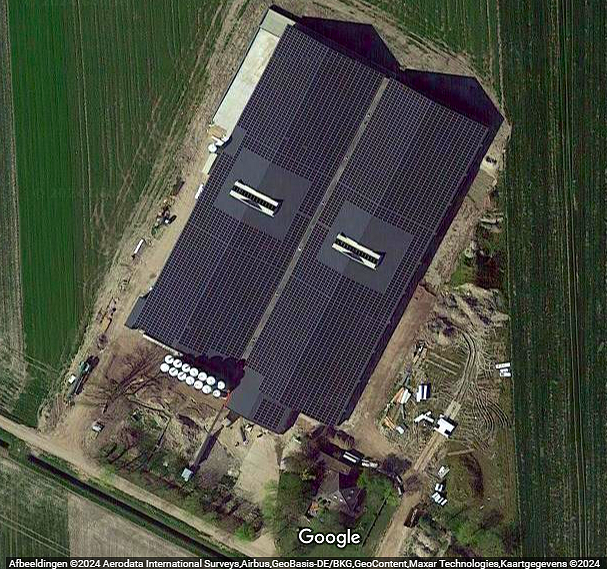 Polder_PV's tweet photo. Ik snap die mensen niet die continu lopen te roeptoeteren "daken vol"! Jelui moet echt beter om je heen kijken, want er gebeurt véél meer dan je denkt! Noord NL, varkensbedrijf, #hardcount > 4.700 #zonnepanelen https://t.co/2LxwvigcYe