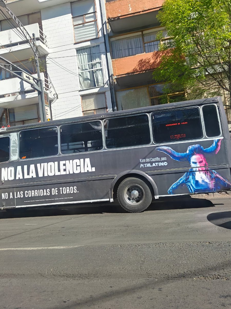josemariaferez's tweet photo. Alegra el día ver estos camiones camino al trabajo.

Pasan enfrente de la plaza México, recordando a los taurinos que siempre nos tendrán enfrente.

Los animales inocentes que torturan y asesinan, mientras indolentes se embriagan y aplauden, merecerán siempre el esfuerzo. https://t.co/4tRyOpXLqm