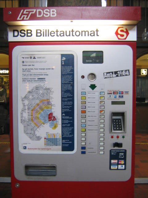 DirtyNickR's tweet photo. Da jeg var dreng yndede vi at gå ned på den lokale S-tog station og pisse i lugen på billetautomaten, så satte vi os over på modsatte perron og skreg af grin når en stakkel købte billet og stak hånden ned i vores pis. #drengestreger https://t.co/OBKFMnXp0p