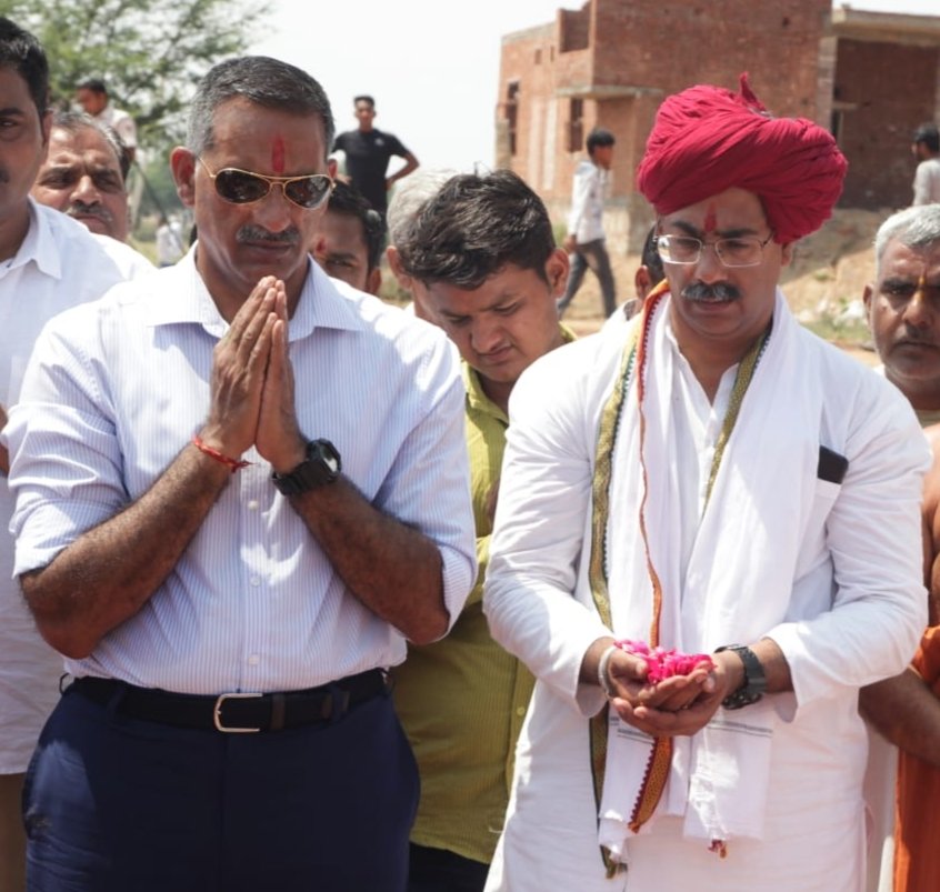 VijaySBainsla's tweet photo. आज गणतंत्र दिवस के शुभ अवसर पर मेरे बड़े भाईसाहब #मेजर_जनरल_जय_सिंह_बैंसला जी को #सेना_मेडल से सम्मानित किया गया।
हमारे परिवार के लिए यह एक अविस्मरणीय दिन है - आज मैं इस खुशी के पल को आप सब के साथ साझा करना चाहता हूँ। 

आज इस खुशी के मौके पर मुझे हमारे पिताजी कर्नल बैंसला जी के कहे हुए शब्द याद आ रहे हैं - "आगे बढ़ो तरक्की करो, छा जाओ और छाये रहो" !

जय हिंद।
@JaiBainsla_ @Dilliwale3
#Sena_Medal
#RepublicDay2024
#IndianArmy