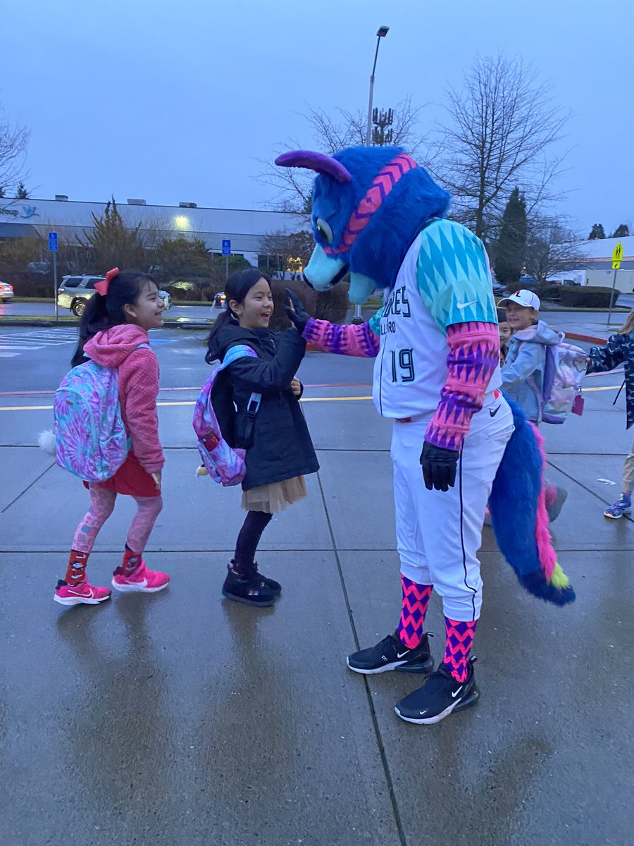 Thank you to <a href="/QuatamaSTEAM/">Quatama Elementary</a> for having us for Sports Day 🤩

Bacaanda really enjoyed meeting everyone and dancing with the staff as kids arrived. Go Coyotes!

#TodosSomosSoñadores