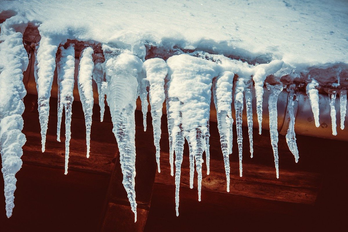aaroofercincy's tweet photo. #RoofMaintenanceTip: Keep an eye on ice dams. Snow and ice buildup on your roof can lead to costly damage. Regularly remove accumulated snow and use ice melt products for prevention. Visit our website to learn more! 
https://t.co/9xoo2VfLlG https://t.co/HNP3vnvGso