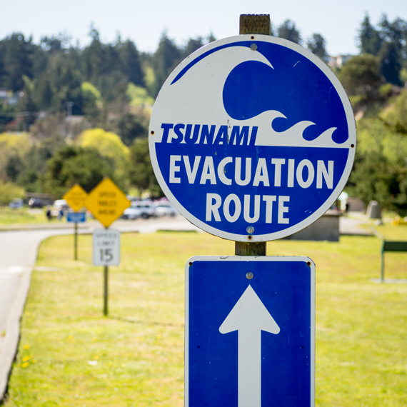 PNSN1's tweet photo. 324 years ago today, on January 26, 1700, a massive ~M9 Cascadia Subduction Zone Earthquake occurred. This megathrust event caused strong shaking and generated a tsunami that devastated the coastline of the Pacific Northwest. (1/5) https://t.co/aIBcgmGl8Z