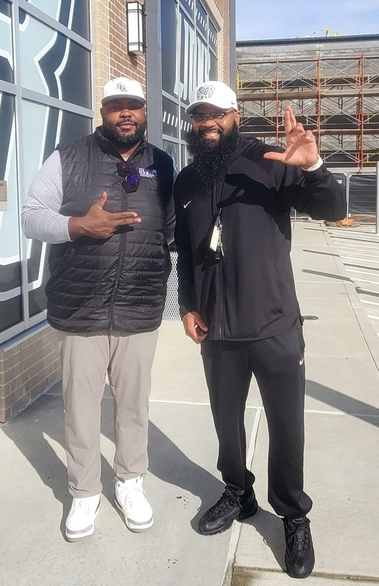 BrianRandle40's tweet image. S/o to @CoachTyWarren of @SFA_football for stopping by and recruiting @RandleHS @RandleFootball #unfinishedbusiness #3PT