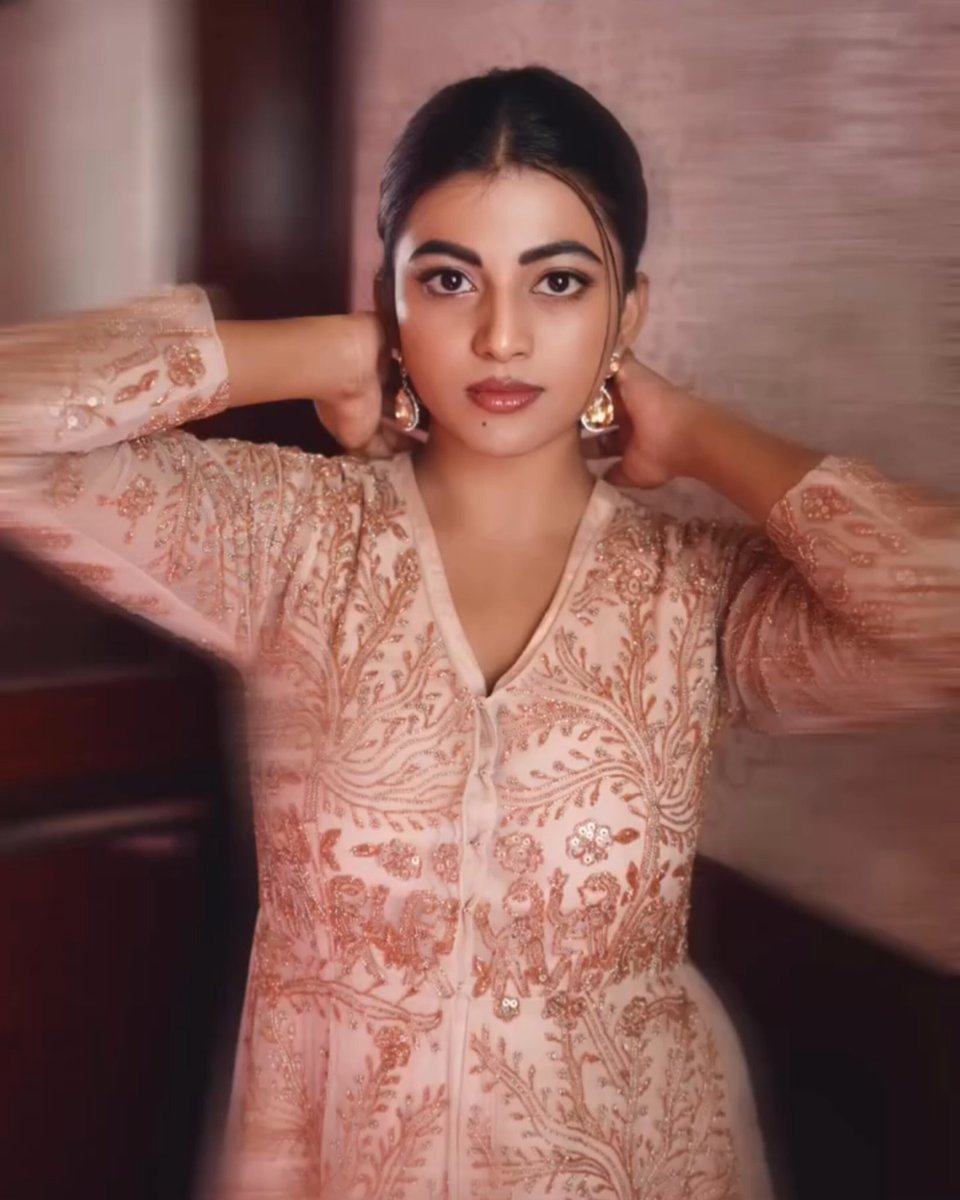 anandhikayaloff's tweet image. I will shine like a moon in your feed 🤗😊🥰✨✨✨💫

#anandhi #kayalanandhi