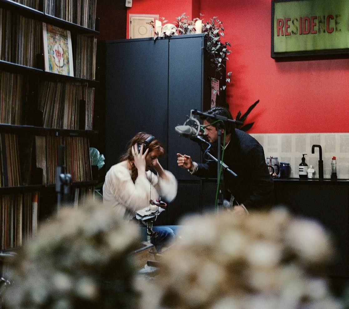 sckberry's tweet photo. New Florence Welch pictures during the recording of Winter Solstice by Everything is Recorded. 

📸 | @aliyahotchere https://t.co/1tuSirDpKN