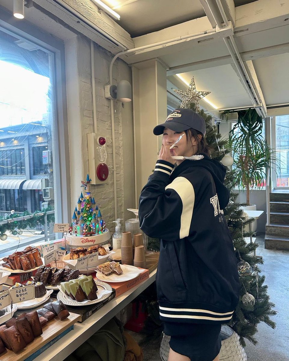 IrrisUpdates's tweet photo. ❀ ‘23.01.24’ lucirliv—🎞new post
« #Collaboration 🎲🎧⚾️👻
#MLBvarsity #MLBvarsityjacket #MLBBallCap #MLBCAP #VarsityJacket #StadiumJacket #BallCapHot #BallCapCapture #OutletRecommendation #model #freelancemodel »
› 🫧
—————————————
#IRRIS #아이리스 #LIV #리브 https://t.co/3fHy2lfd3s