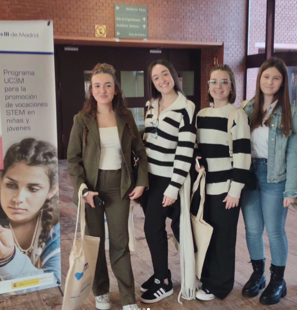 OrientacionUC3M's tweet image. Encuentro con los equipos de niñas y jóvenes del Club #TechnovationGirlsUC3M en el campus de Leganés. Hoy comienza una aventura tecnológica inspiradora. Gracias a todas las chicas, mentoras y familias por vuestra participación. #uc3m #powertocode #technovationgirlsmadrid
